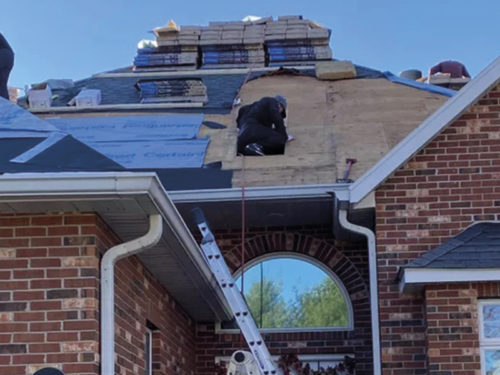 roofer-installing-the-new-roof-st.louis-mo.jpg